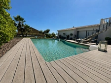 Villa 6 pièces de 186 m² sur un terrain de 1 079 m² avec piscine, jacuzzi, double garage et 4 chambres. 