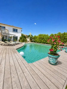 Villa 6 pièces de 186 m² sur un terrain de 1 079 m² avec piscine, jacuzzi, double garage et 4 chambres. 