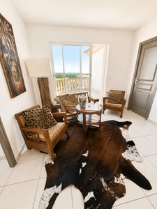 Villa 6 pièces de 186 m² sur un terrain de 1 079 m² avec piscine, jacuzzi, double garage et 4 chambres. 