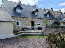 LONGÈRE EN PIERRE DE CARACTÈRE – 222 M² – 5 CHAMBRES – 140M² DE DÉPENDANCES – VAL D’ARRY (14210) – À proximité de Caen