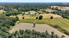 Domaine de 28 hectares avec étang privé, maison, 2 gîtes et plus de 400 m² de dépendances
