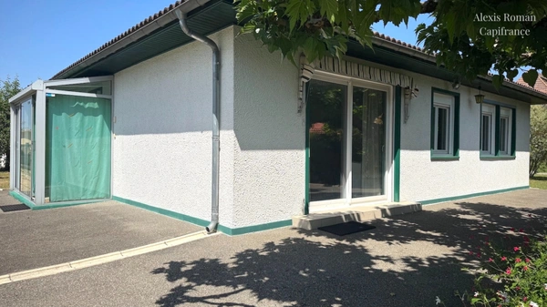 Maison de plain-pied avec jardin arboré et ateliers