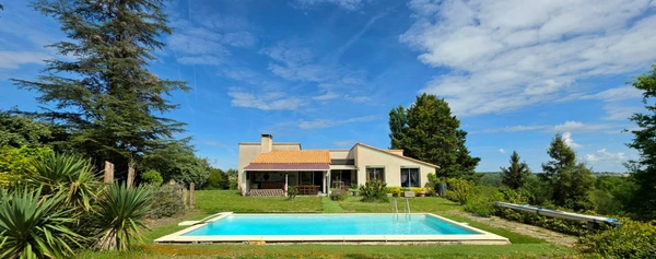 Maison d'architecte avec piscine, sous-sol complet et vue dégagée – Ribérac