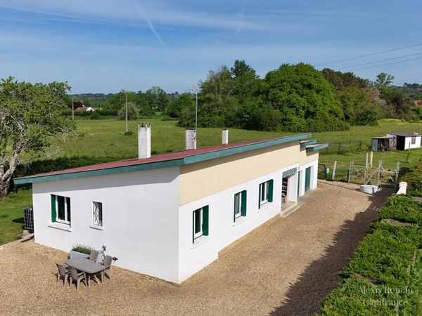 Maison de plain-pied 105 m² + double garage – env. 155 m² utiles – terrain 1 533 m² – proche commodités