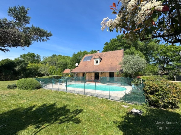 Maison familiale de 122 m2 avec piscine et garages sur 3 625 m² de terrain 