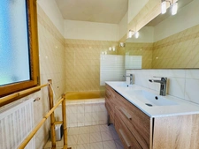 Maison familiale de 122 m2 avec piscine et garages sur 3 625 m² de terrain 