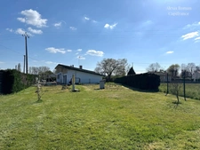 Single-storey house, 105 m² + double garage – approx. 155 m² usable space – 1,533 m² plot – close to amenities
