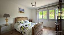 Maison de plain-pied avec jardin arboré et ateliers