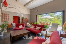 House for sale with 7 rooms and a separate 2-room apartment in Fuveau