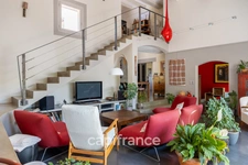 House for sale with 7 rooms and a separate 2-room apartment in Fuveau