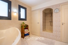 House for sale with 7 rooms and a separate 2-room apartment in Fuveau