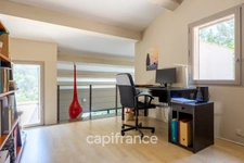 House for sale with 7 rooms and a separate 2-room apartment in Fuveau
