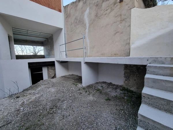   grand 3 pièces à rénover avec Patio et Terrasse - SAINT SAVOURNIN (13)