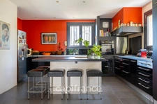 House for sale with 7 rooms and a separate 2-room apartment in Fuveau