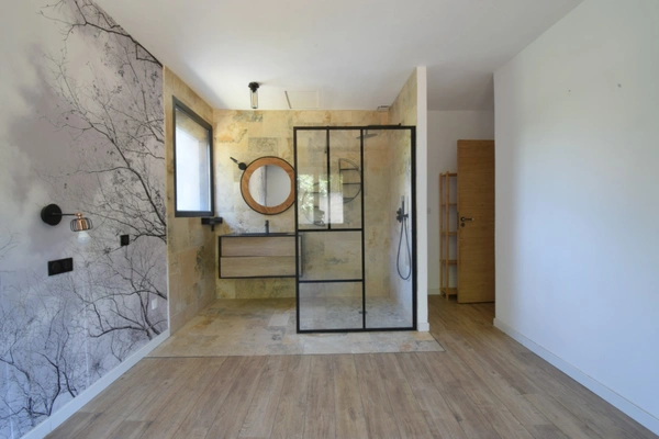 *** GREASQUE…MAISON COUP DE CŒUR…INTÉRIEUR CHALEUREUX ET SOIGNÉ…RÉNOVATION DE QUALITÉ…CALME ABSOLU…À PIED DU VILLAGE…PISCINE…POTENTIEL D’AGRANDISSEMENT…VISITE VIRTUELLE DISPONIBLE SUR DEMANDE***