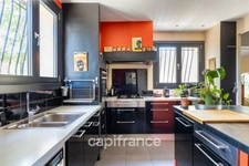 House for sale with 7 rooms and a separate 2-room apartment in Fuveau