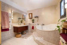 House for sale with 7 rooms and a separate 2-room apartment in Fuveau