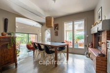 House for sale with 7 rooms and a separate 2-room apartment in Fuveau