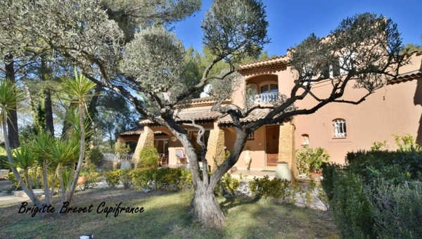 Dpt Bouches du Rhône (13), à vendre LA DESTROUSSE Maison Provençale de 230 m², piscine, sur terrain de 4 000 m²