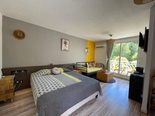 STUDIO MEUBLÉ CLIMATISÉ – PISCINE & ACCÈS PLAGE – OPPORTUNITÉ LOCATIVE À SAINT-FRANÇOIS