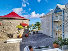 STUDIO MEUBLÉ CLIMATISÉ – PISCINE & ACCÈS PLAGE – OPPORTUNITÉ LOCATIVE À SAINT-FRANÇOIS