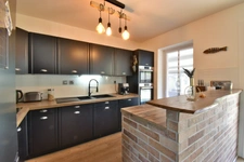 Maison rénovée de 100 m² avec double garage, jardin, terrasses