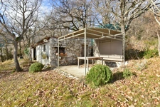 Maison dans un environnement boisé
