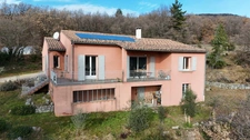 Maison dans un environnement boisé