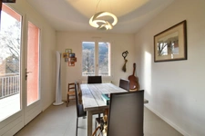 Maison dans un environnement boisé