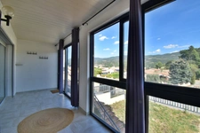 Maison rénovée de 100 m² avec double garage, jardin, terrasses