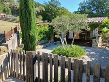 VOLONNE – PROPRIÉTÉ D’EXCEPTION 3,5 HA – 3 HABITATIONS – PISCINE CHAUFFÉE – VUE MONTAGNES 