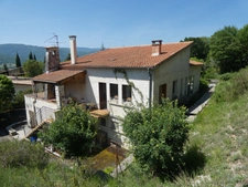 🏡 À VENDRE – Grande villa avec terrain boisé à Sisteron