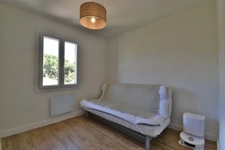 Maison rénovée de 100 m² avec double garage, jardin, terrasses