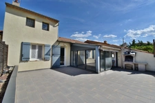 Maison rénovée de 100 m² avec double garage, jardin, terrasses