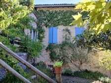 VOLONNE – PROPRIÉTÉ D’EXCEPTION 3,5 HA – 3 HABITATIONS – PISCINE CHAUFFÉE – VUE MONTAGNES 