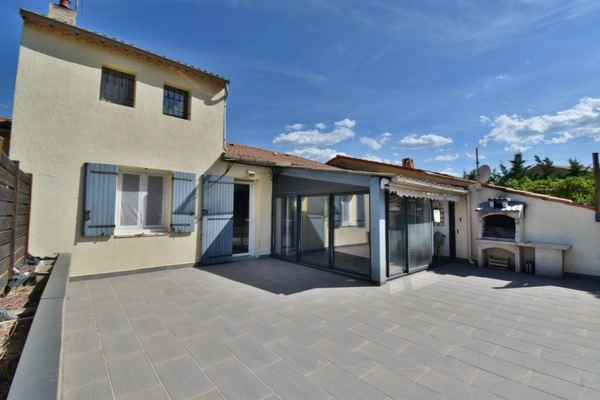 Maison rénovée de 100 m² avec double garage, jardin, terrasses