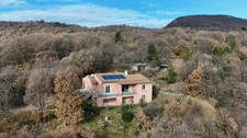 Maison dans un environnement boisé