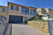 Maison rénovée de 100 m² avec double garage, jardin, terrasses