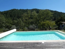 VOLONNE – PROPRIÉTÉ D’EXCEPTION 3,5 HA – 3 HABITATIONS – PISCINE CHAUFFÉE – VUE MONTAGNES 