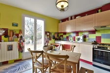 Maison dans un environnement boisé