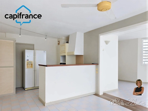 Spacieux T2 lumineux à vendre à St-François + place de parking privative
