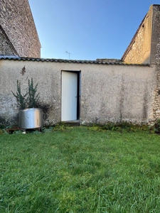 Maison de village en pierre avec dépendances