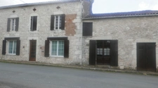 Maison de village en pierre avec dépendances