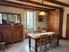 Maison de village en pierre avec dépendances