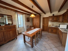 Maison de village en pierre avec dépendances