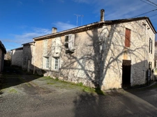 Maison de village en pierre avec dépendances