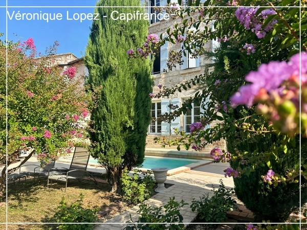 Agen quartier Préfecture, élégante demeure du XIXe siècle de 292 m² avec ascenseur, jardin, garage et piscine.