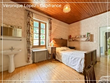 Agen, à seulement 6kms, authentique maison en pierre de 203m² avec grand terrain, garage et cave.