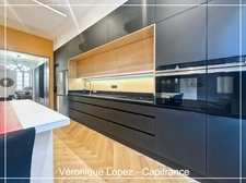 Agen, city center, superb 266 m² stone house, fully renovated, garden, swimming pool, workshop, 5-car garage