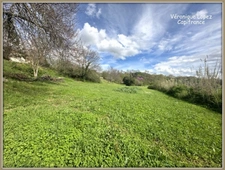 Lectoure, on the outskirts of the village, a property complex of 324 m² of living space, spread over two levels on a plot of over 5,000 m². Ideal for a rental investment!